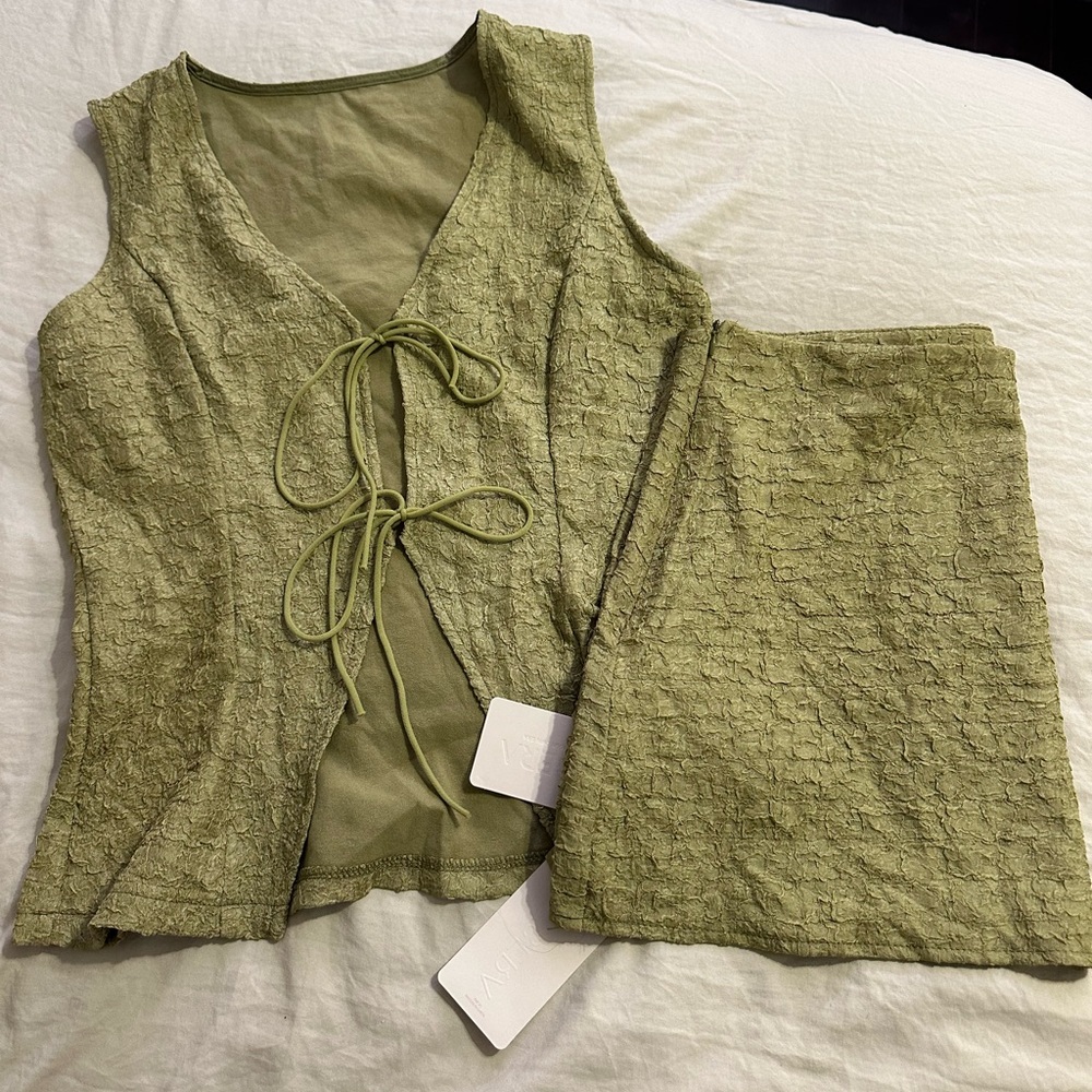 NWT. Shein Musera Green Top (M) and Skirt (L) Set. Crinkle Texture, Tie Front.